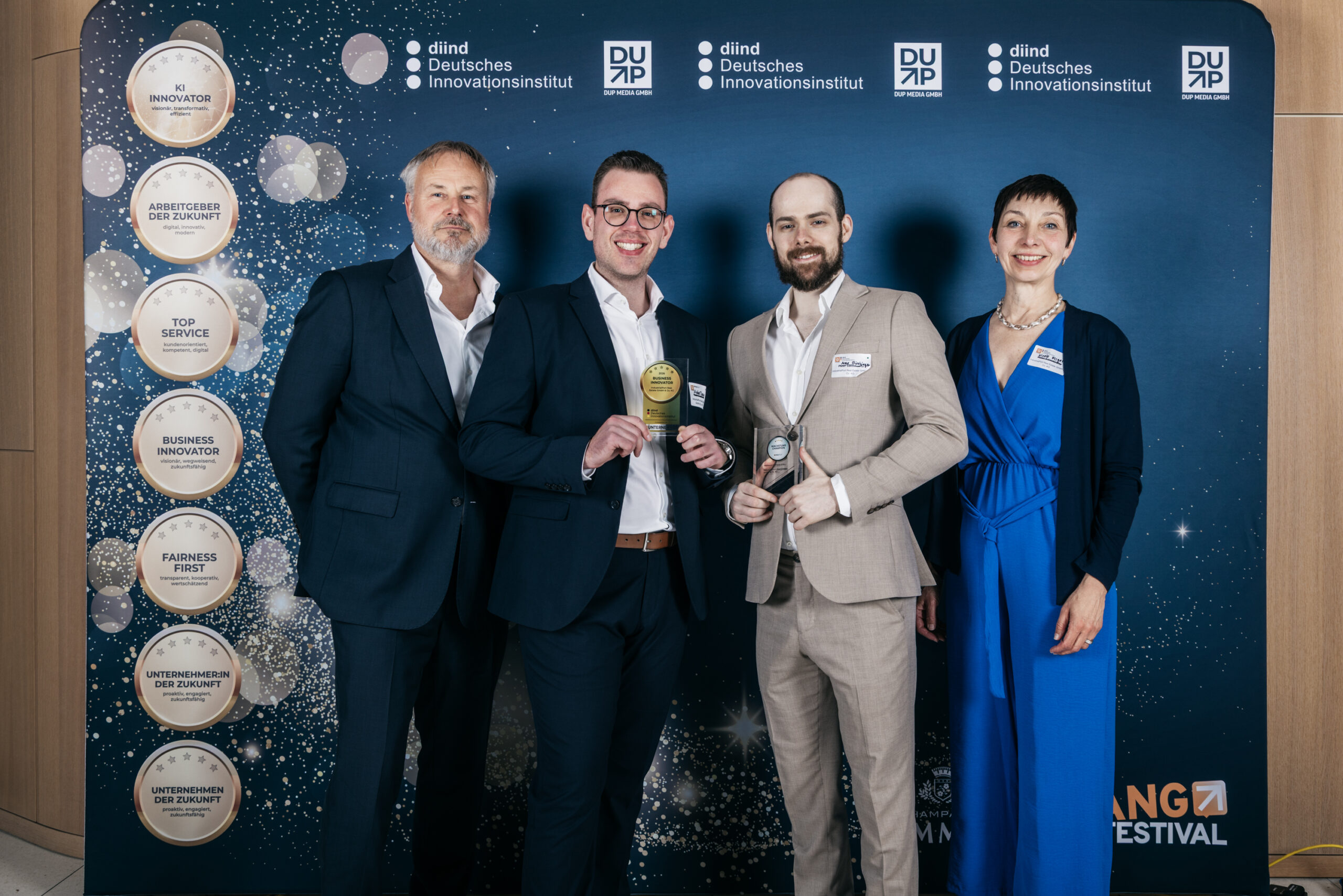 IndustrialPort-Team bei der Preisverleihung des DUP Unternehmer Awards 2026 mit Business-Innovator-Auszeichnung des Deutschen Innovationsinstituts (DIIND)